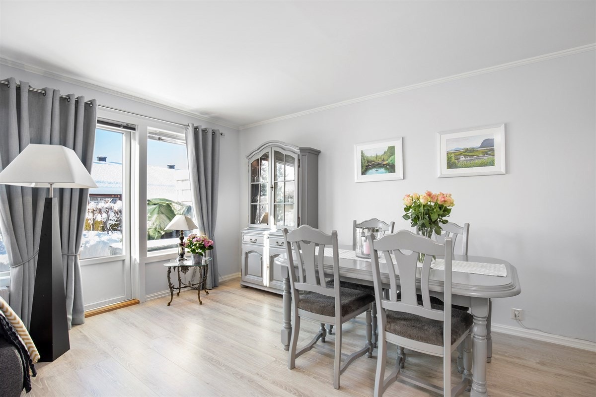 God plass til spisestue. Galleribilde