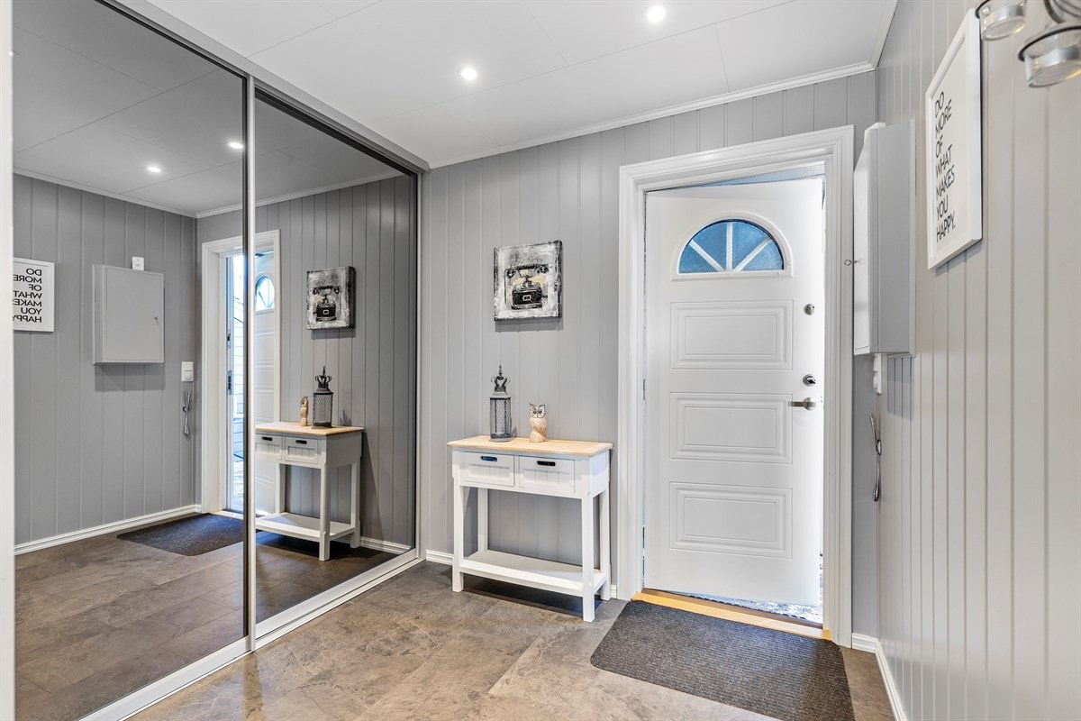 Romslig entré med skyvedørsgarderobe. Dimbare downlights, vanntett vinylgulv. Galleribilde