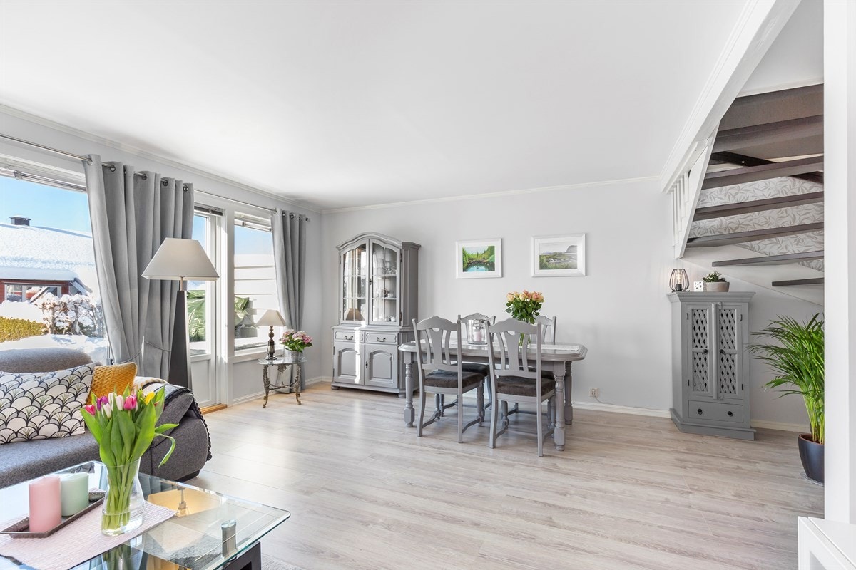 Store vindusflater gir et lyst og luftig inntrykk. Galleribilde