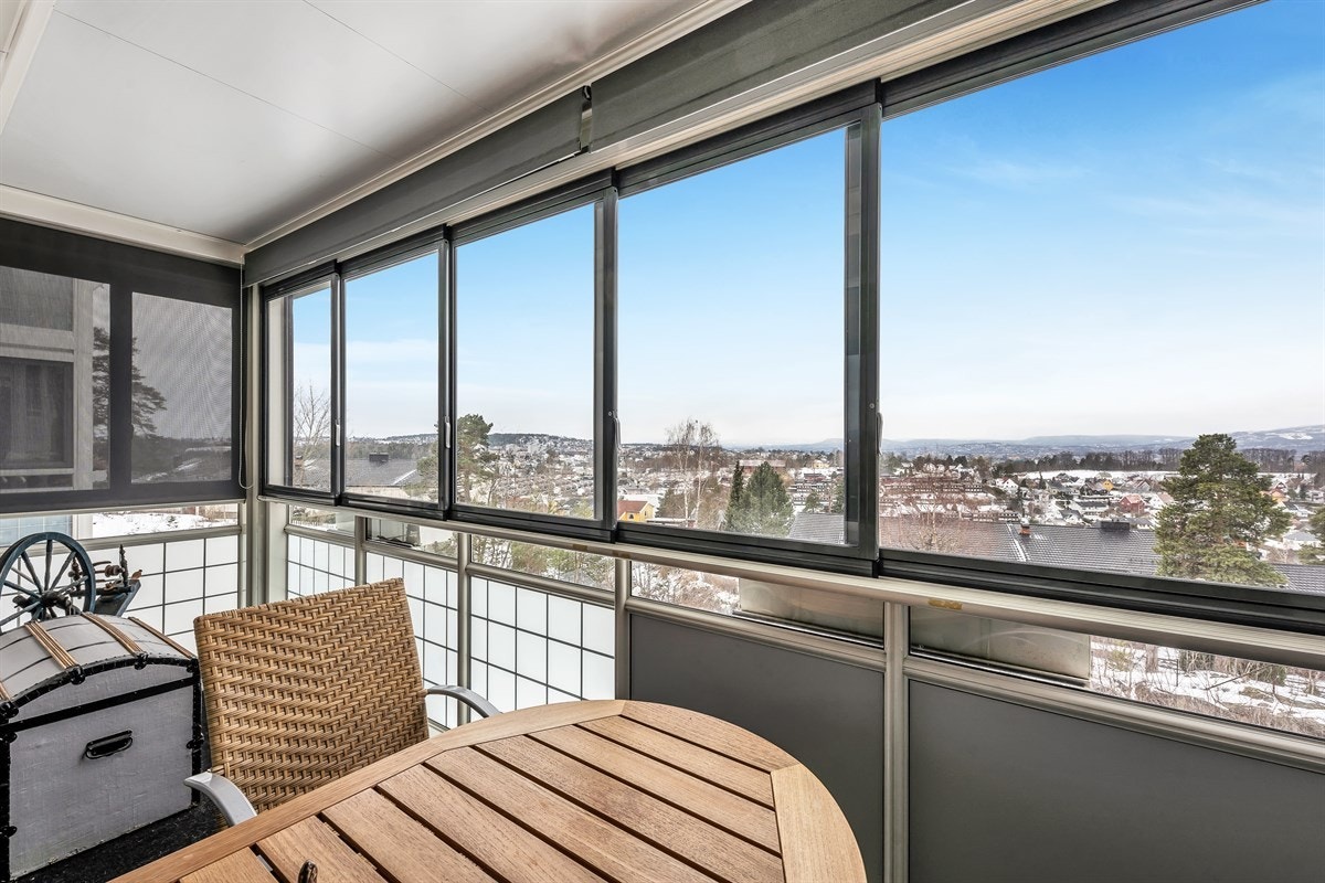 Vestvendt og solrik balkong med fin utsikt Galleribilde