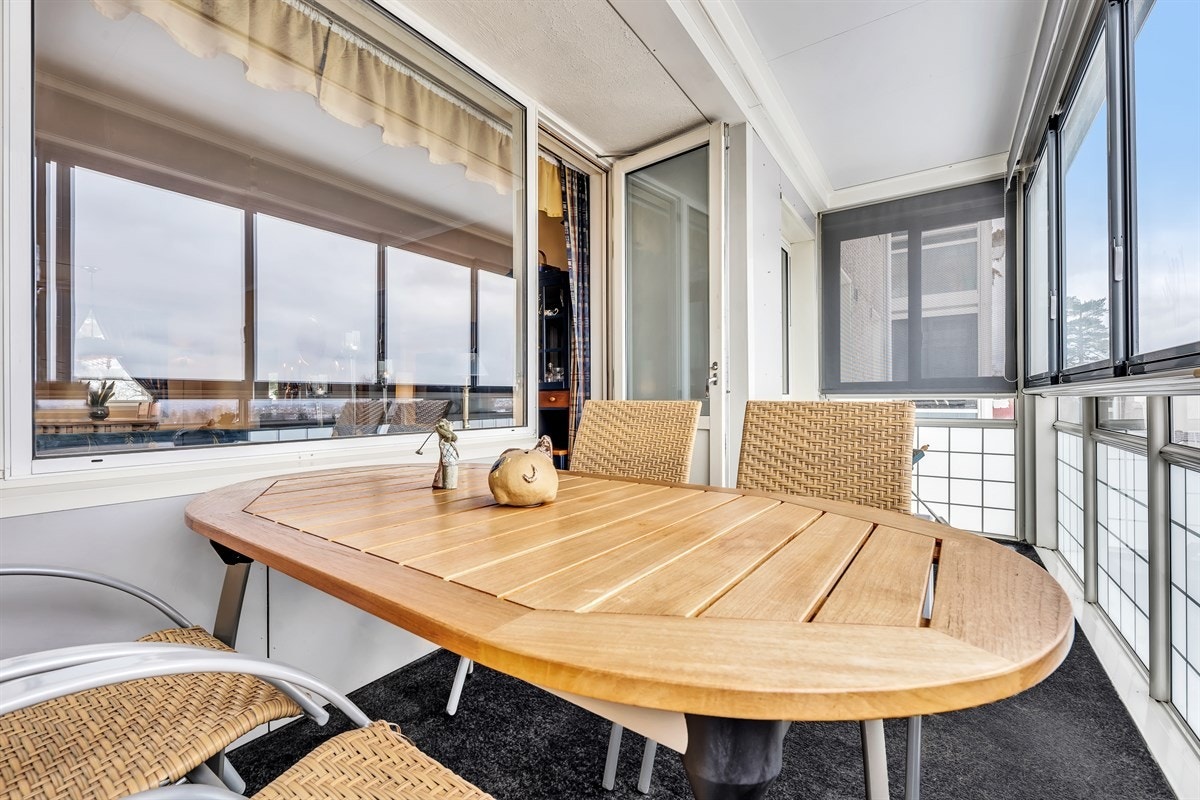 Romslig balkong Galleribilde