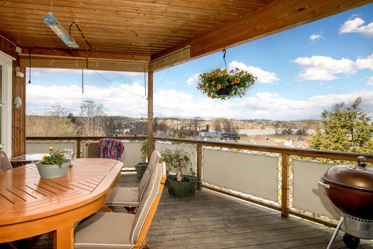 I første etasje er det en takterrasse over garasjen på hele 60 kvm. Galleribilde