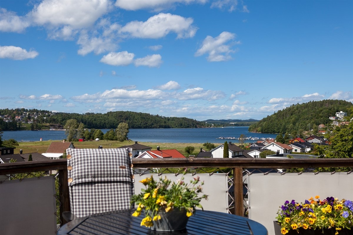 Fra flotte terrasser rundt boligen har du nydelig utsikt mot sjøen, og her kan de varme sommerdagene tilbringes i vakre, rolige omgivelser. Galleribilde