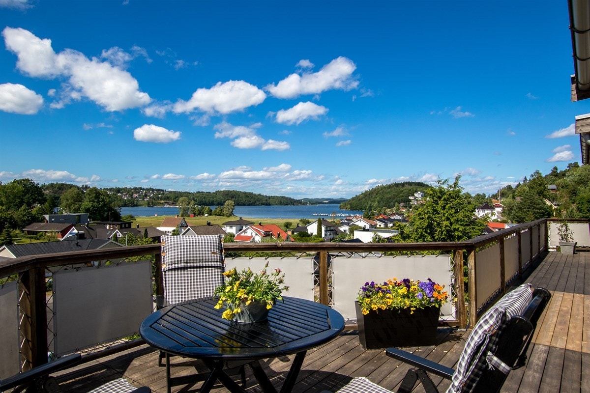 Terrassene er romslige og har rikelig med plass til utemøblement. Galleribilde