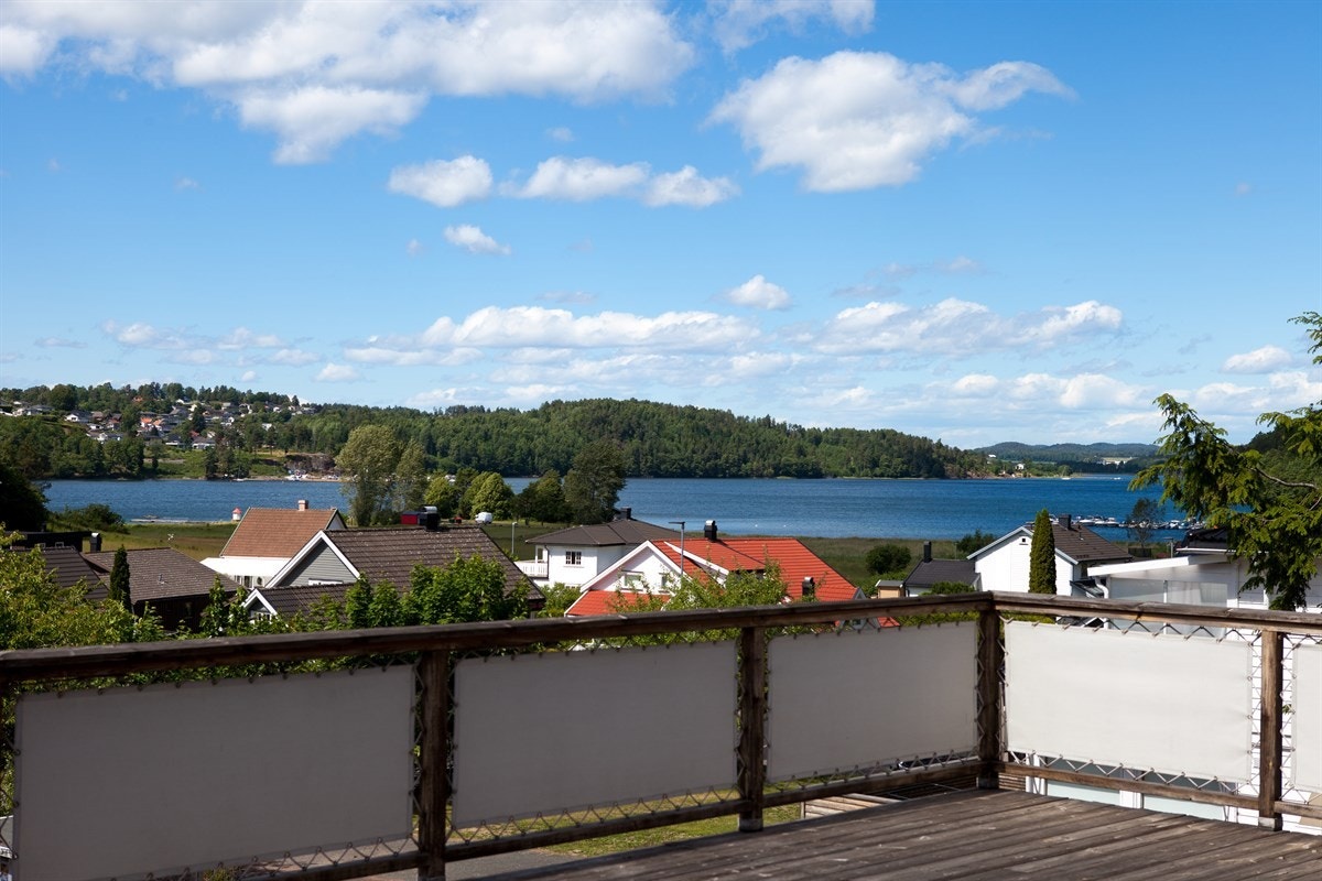 Fra terrassene kan du nyte sol hele dagen og helt til den går ned i vest. Galleribilde
