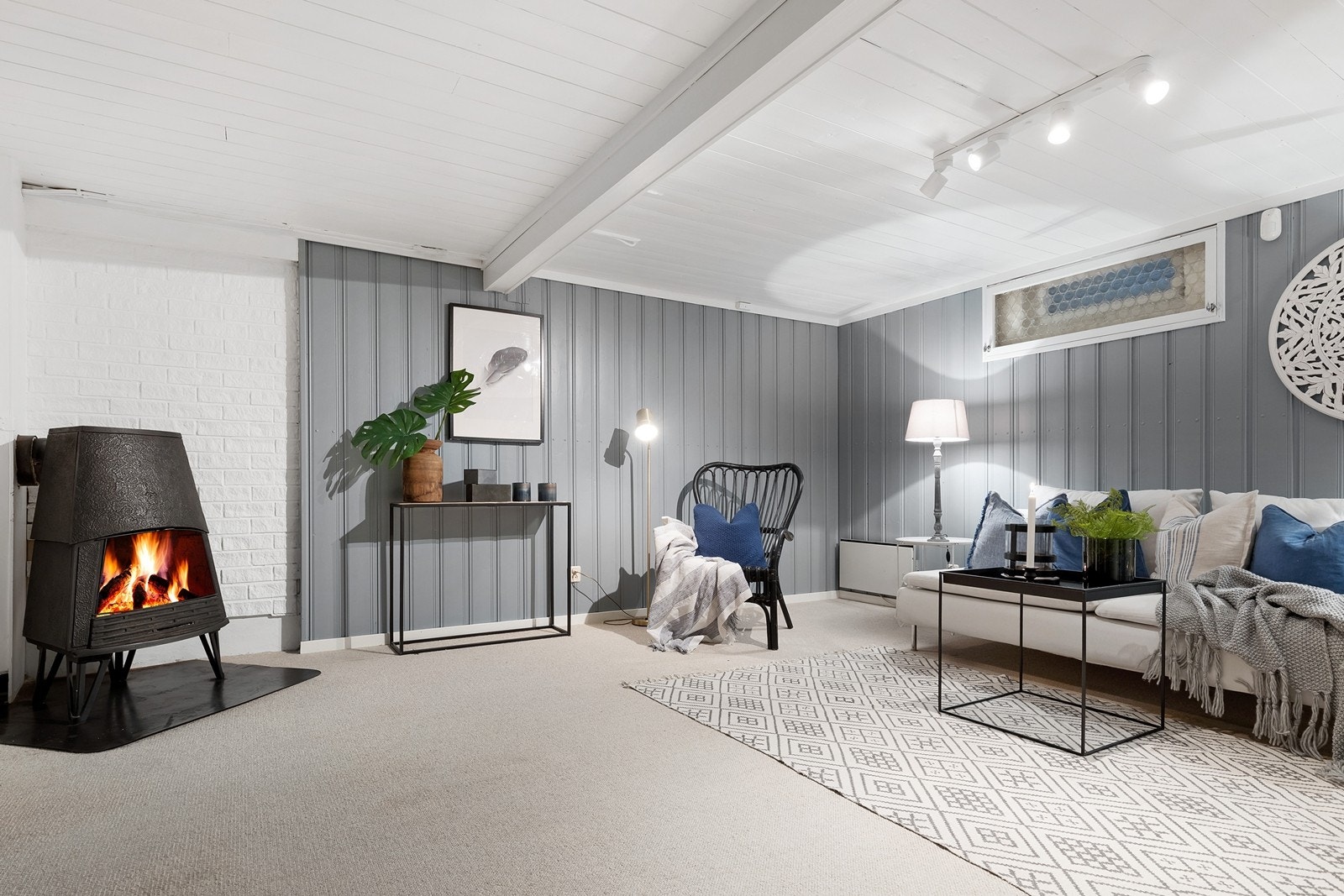 Stor kjellerstue med peis Galleribilde