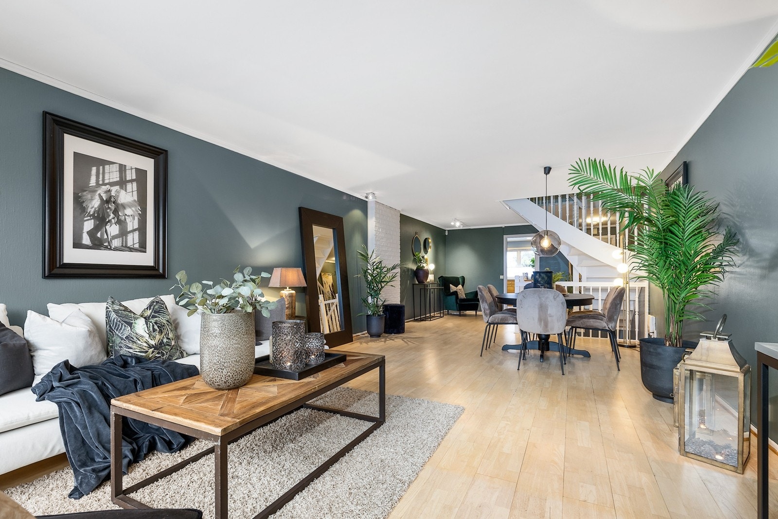 Tiltalende, innholdsrikt og solrikt rekkehus over 3 plan Galleribilde