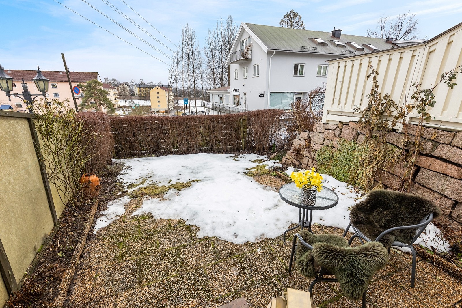 Hageparsellen er opparbeidet med heller, stikkontakt, terrassevarmer, plen og hekk. Hagen er flott opparbeidet med tulipaner, flere sorter roser og clematis samt mange urter. Her har du sol hele dagen Galleribilde