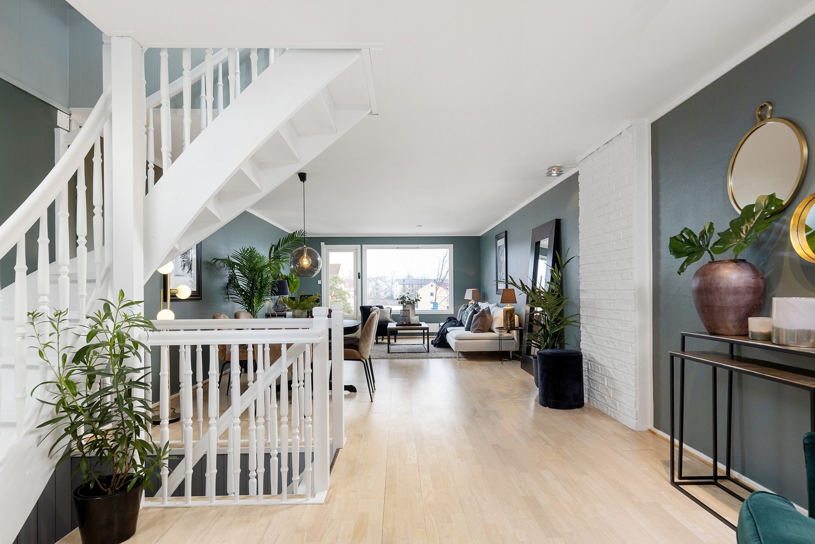 Fra stuen er det utgang til solrik markterrasse og hagedel Galleribilde