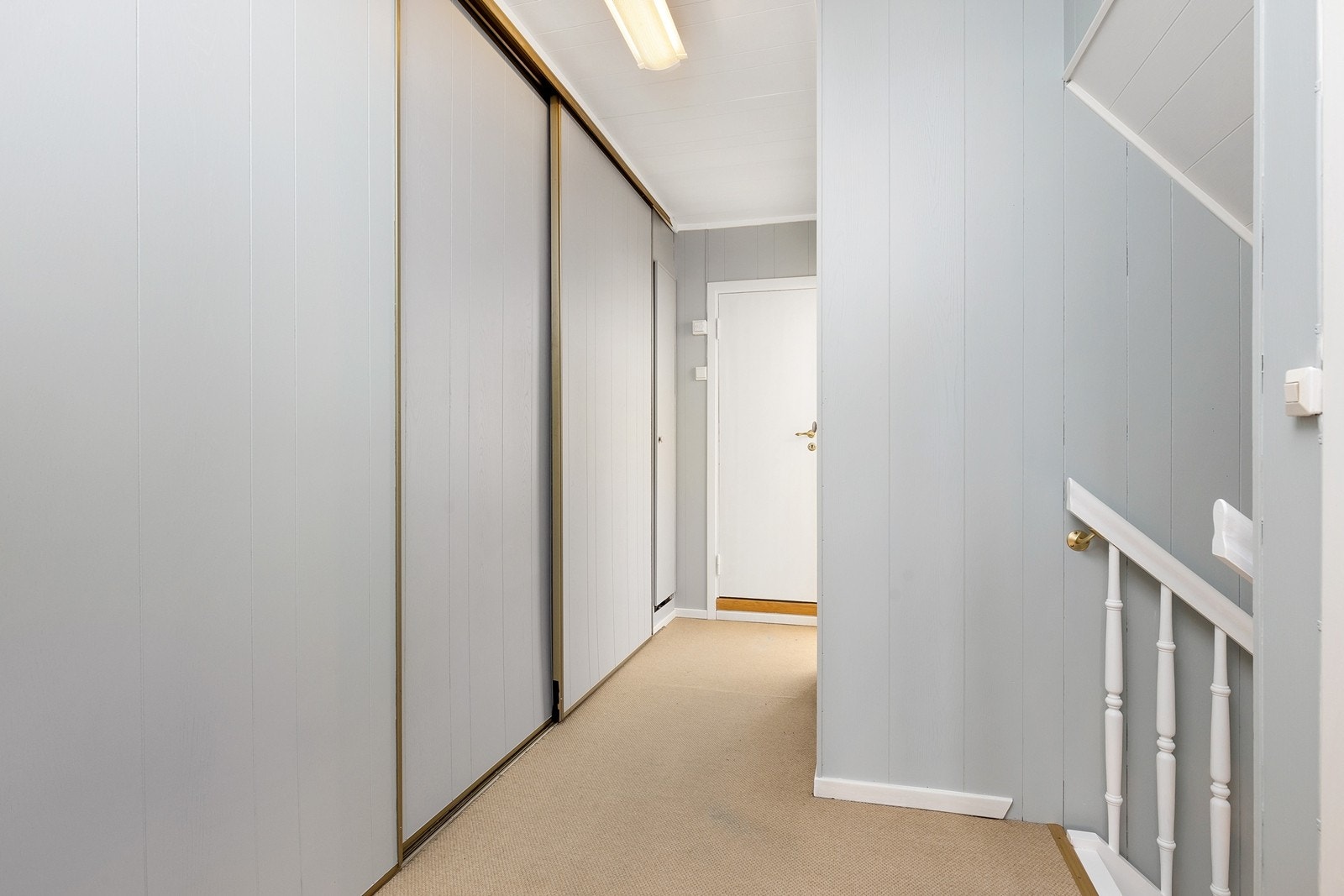 Gang i 2. etasje med god takhøyde. Innebygget skap Galleribilde