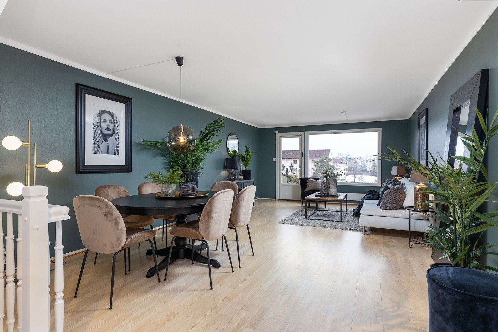 Her er det god plass til sofagruppe og spisebord Galleribilde