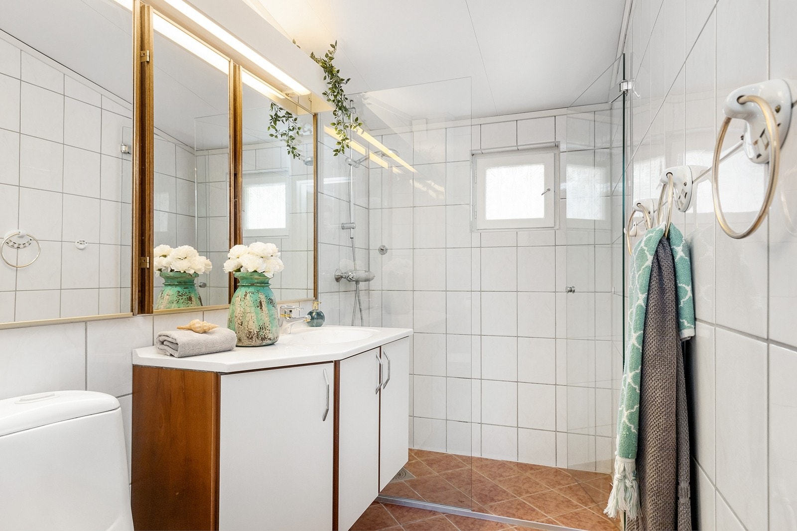 Flislagt bad/wc med varmekabler i gulv i 2. etasje Galleribilde