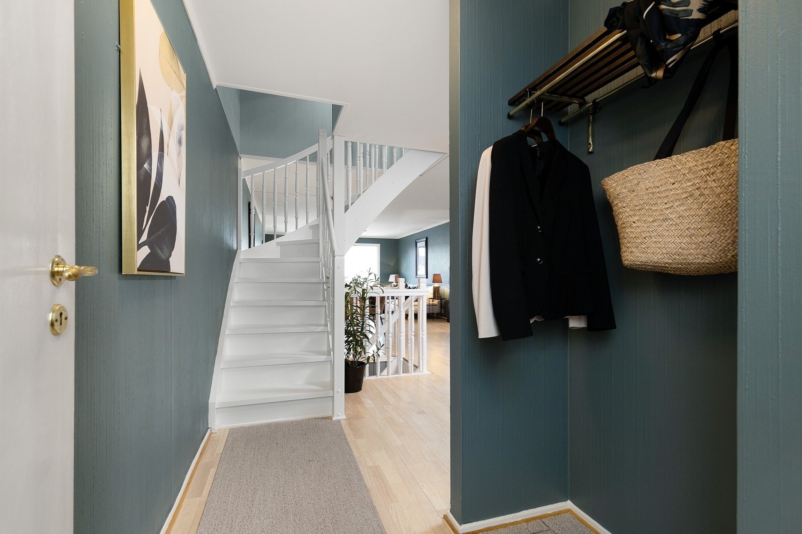 Nisje i entréen med plass til sko og yttertøy Galleribilde