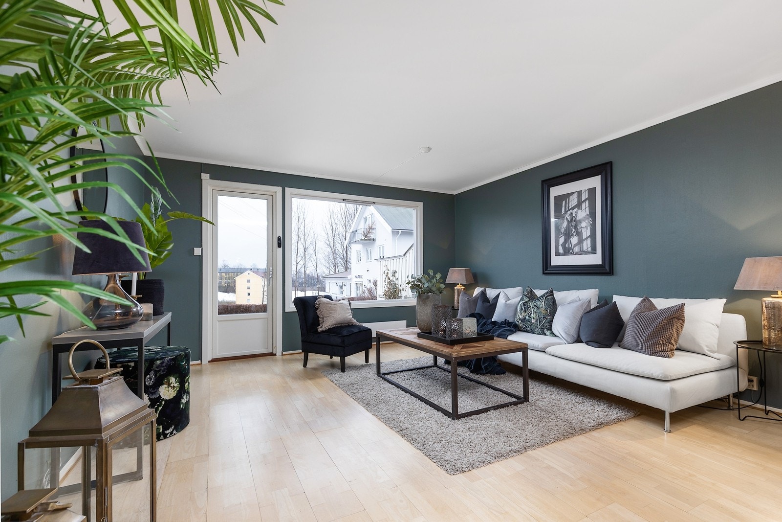 Store vindusflater og den gjennomgående planløsningen skaper gode lysforhold Galleribilde