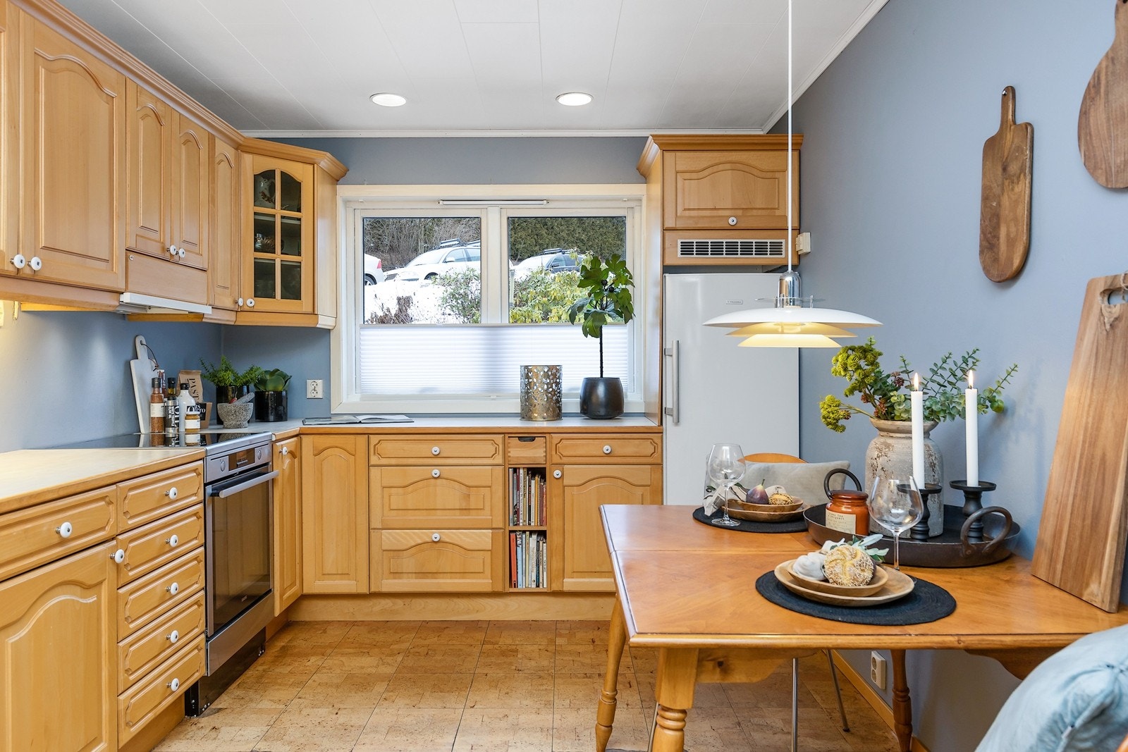 Stort kjøkken med god skap- og benkeplass Galleribilde