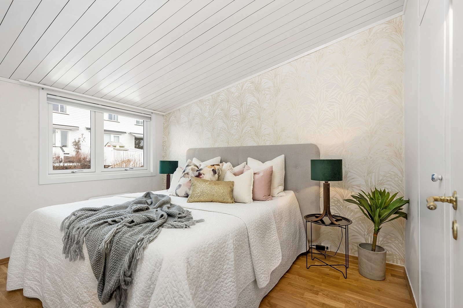 Romslig hovedsoverom med et praktisk garderoberom Galleribilde