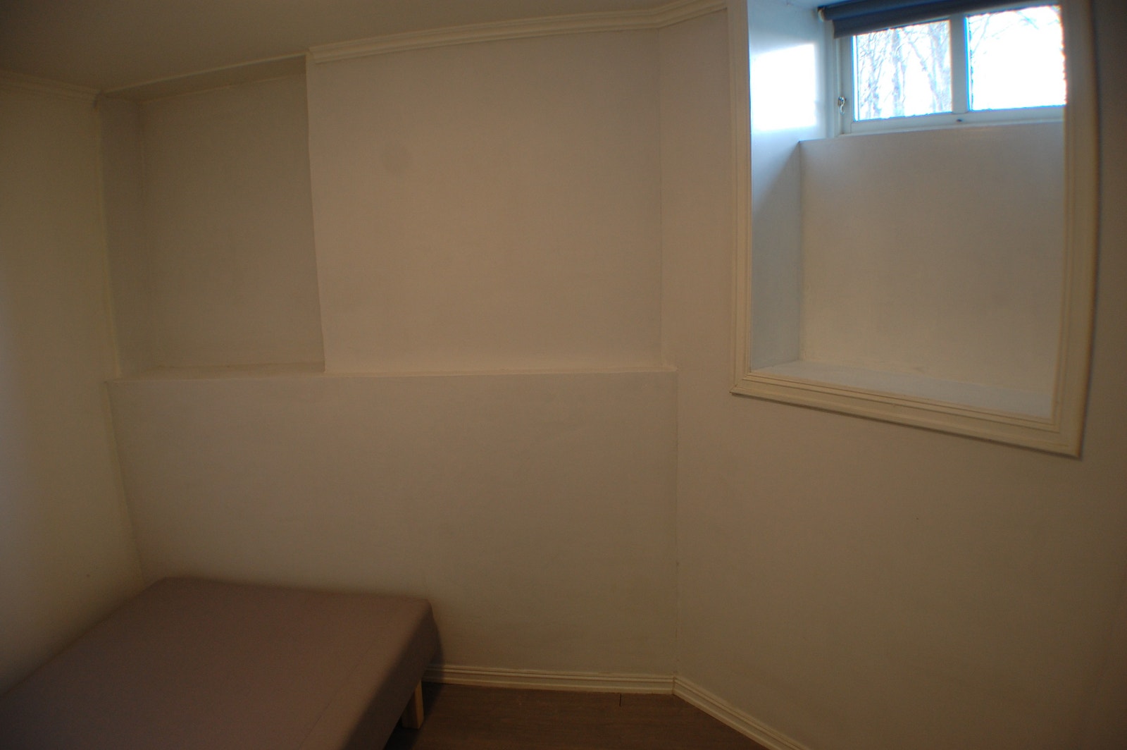 Soverom m/stort garderobeskap (ikke vist på bilde) + seng.
Dobbeltseng eller enkel. Ikke montert da mange har sin egen seng Galleribilde