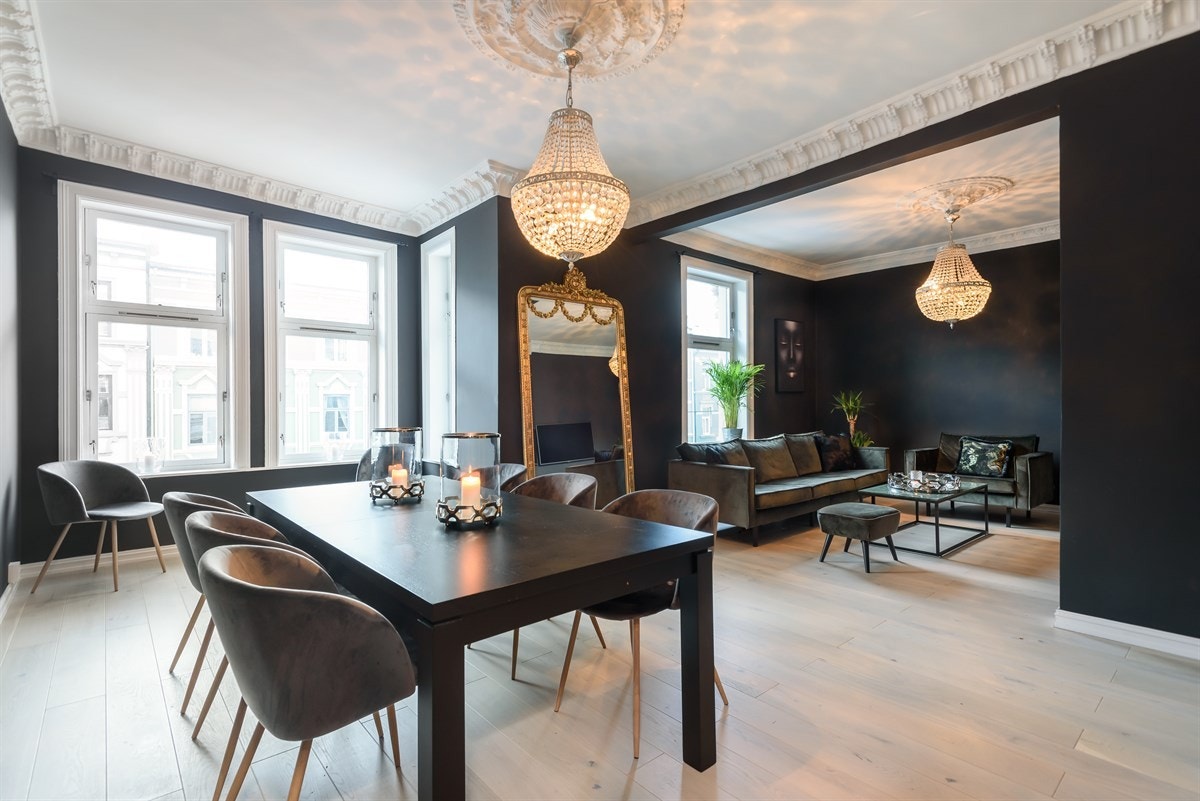 Leiligheten ligger fint til i byggets 3.etasje med en gjennomgående og god planløsning. Galleribilde