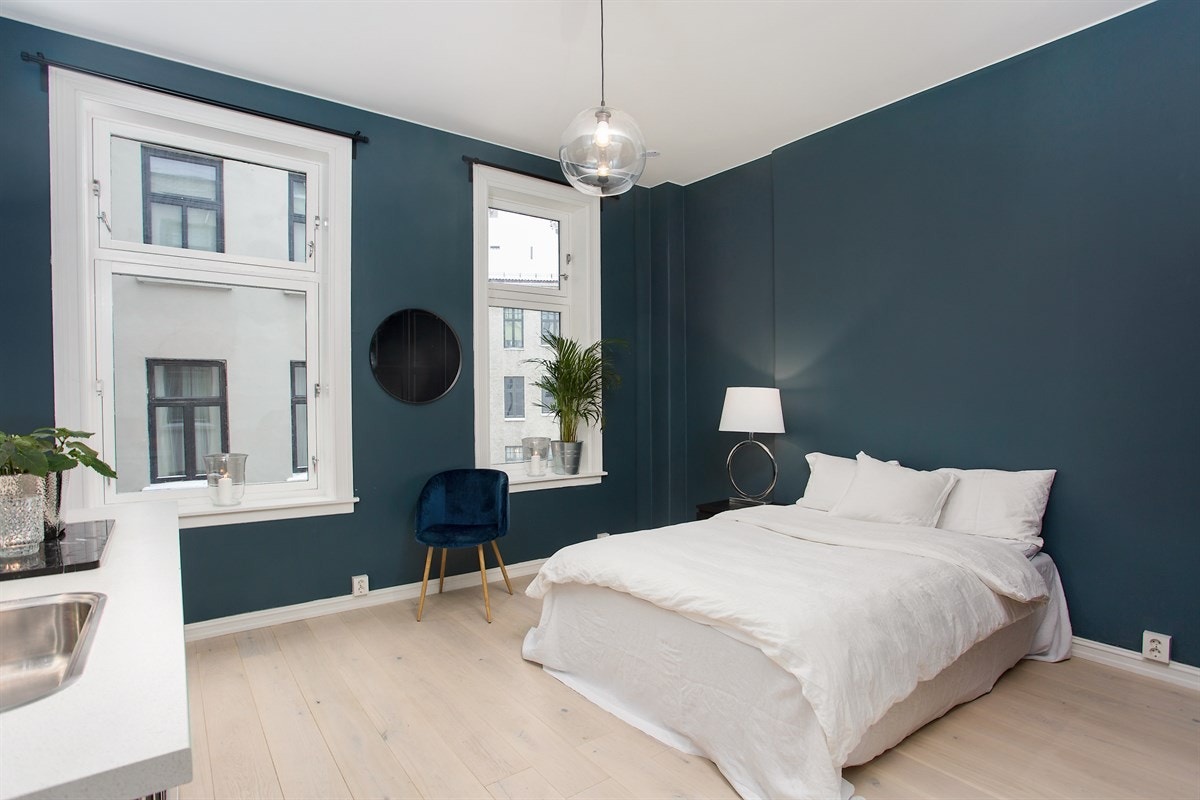 Soverom ll: Plassert innerst ved baktrappen og vender ut mot rolig bakgård. Galleribilde