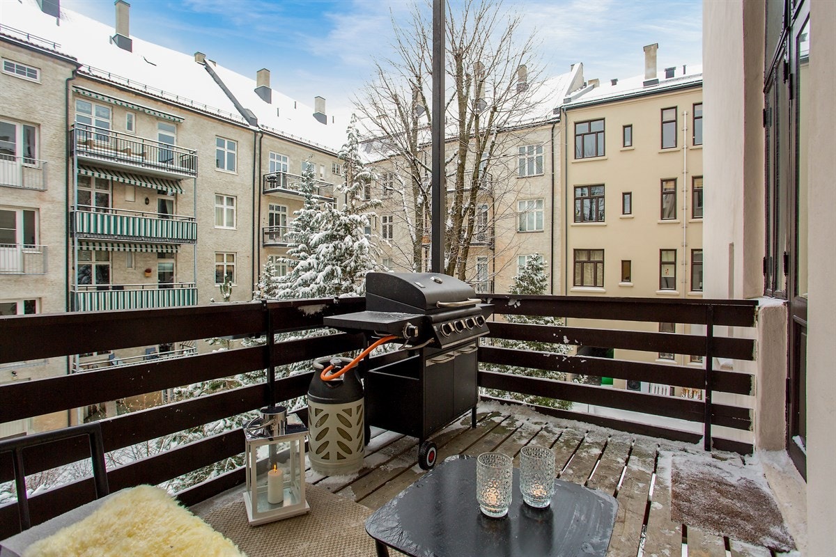 Utenfor leiligheten, vi baktrapp, er det en hyggelig veranda som deles med én annen leilighet. Galleribilde