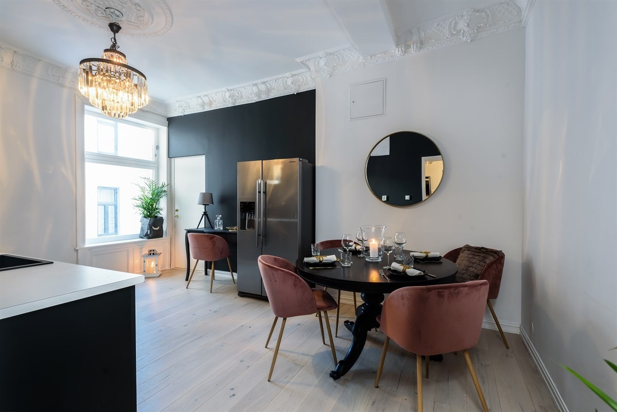 Rommets størrelse tilrettegger for et spisebord for hverdagsmåltidene med kjernefamilien. Galleribilde