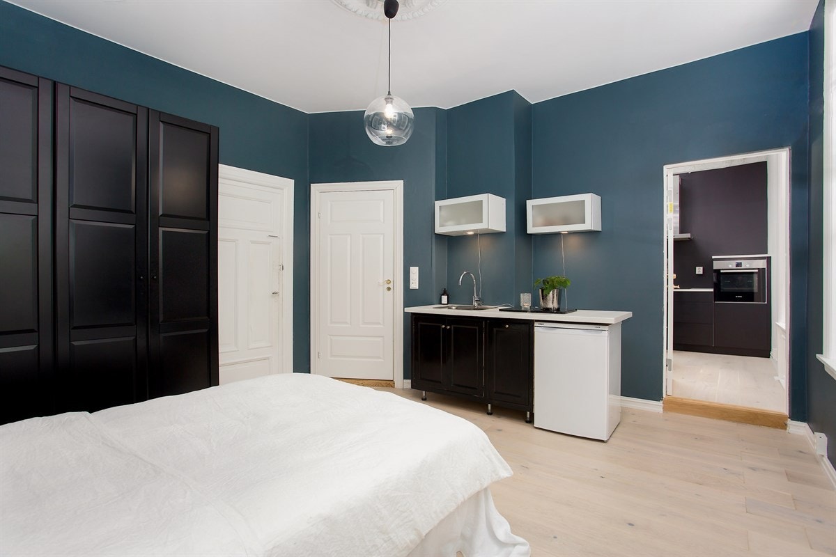 Innredet med et enkelt tekjøkken og har tidvis blitt leid ut. Tilhørende bad gjør at dette rommet også egner seg ypperlig som et "master bedroom". Galleribilde