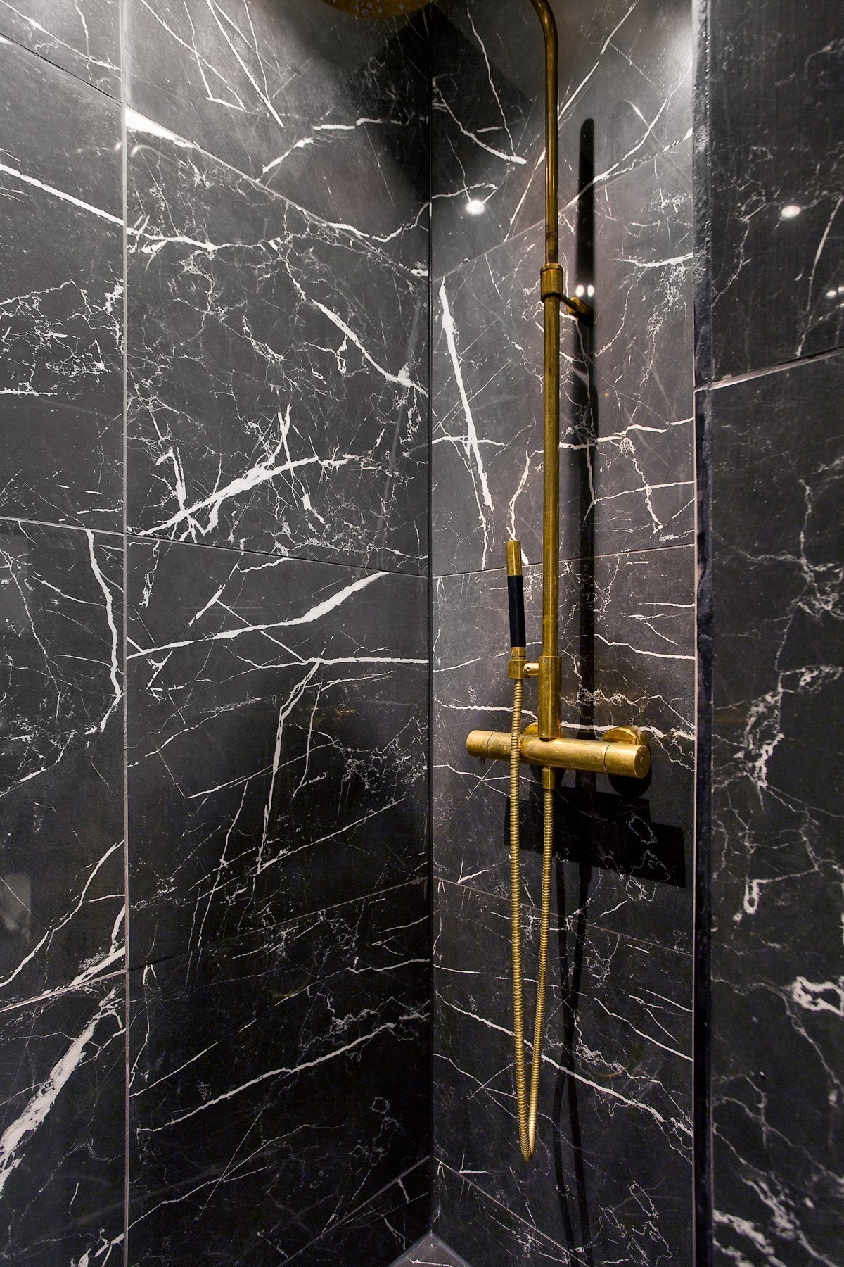 Dusjnisje med glassdører og dobbelt dusj/bl.batteri. Galleribilde