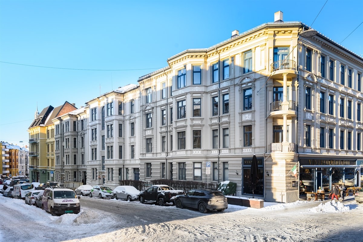 Eckersbergs gate 4, med sine 8 seksjoner, ligger stille og tilbaketrukket mellom Thomas Heftyes gate og Gimleveien, omringet av ærverdige og klassiske bygårder. Galleribilde