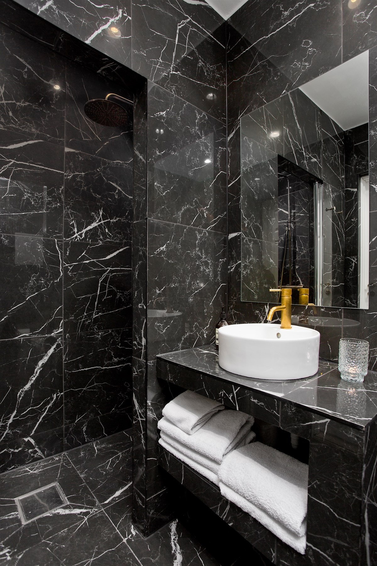 Smakfull inntredet med mørke fliser. Galleribilde