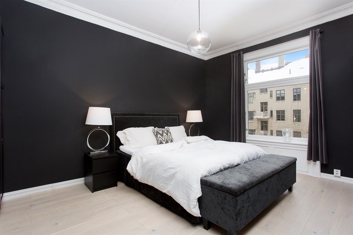 Lekkert gulv og malte flater på vegg. Galleribilde