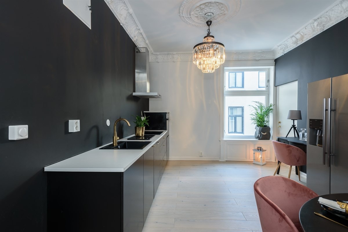 Kjøkkenet er utstyrt med integrert oppvaskmaskin, opphøyd komfyr og frittstående side by side kjøle- og fryseskap. Galleribilde