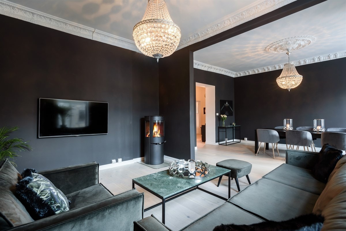 Her presenteres en herskapelig 4-roms hvor vakre klassiske detaljer møter moderne standard med særpreg. Galleribilde