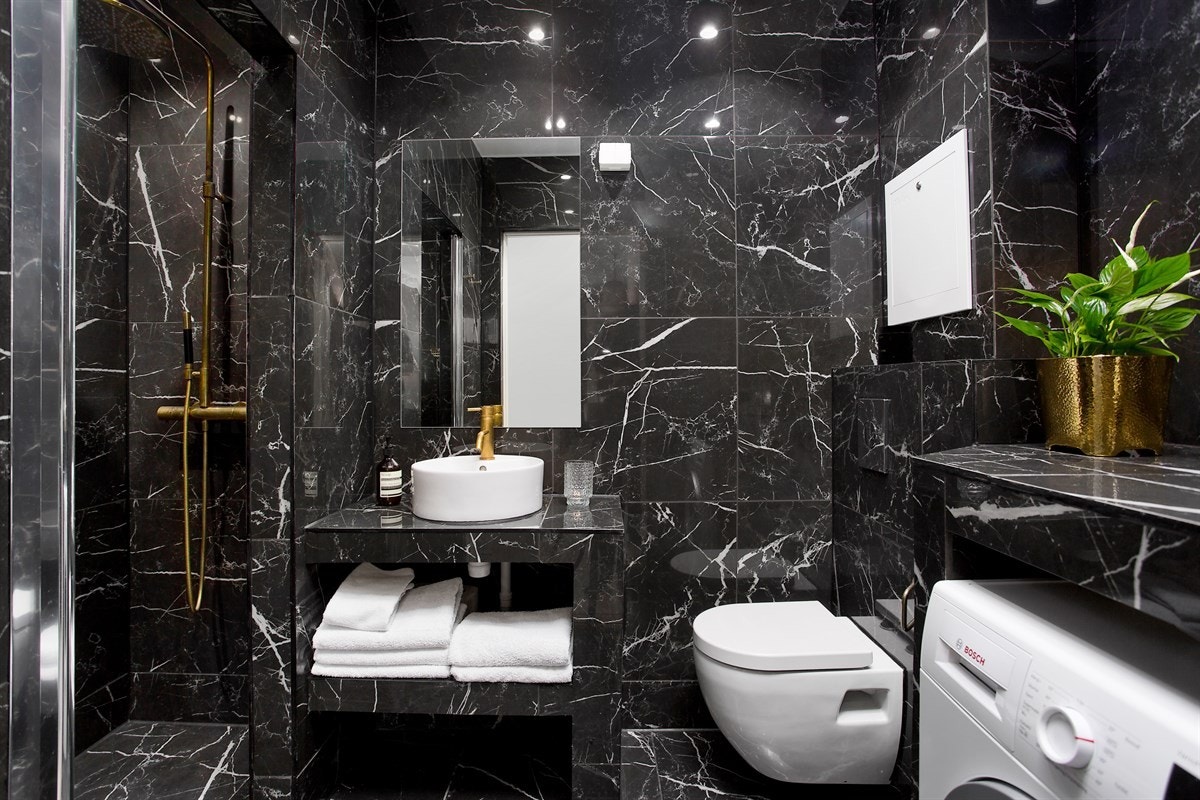 Hovedbad med adkomst fra entréen, ved siden av dagens hovedsoverom. Galleribilde