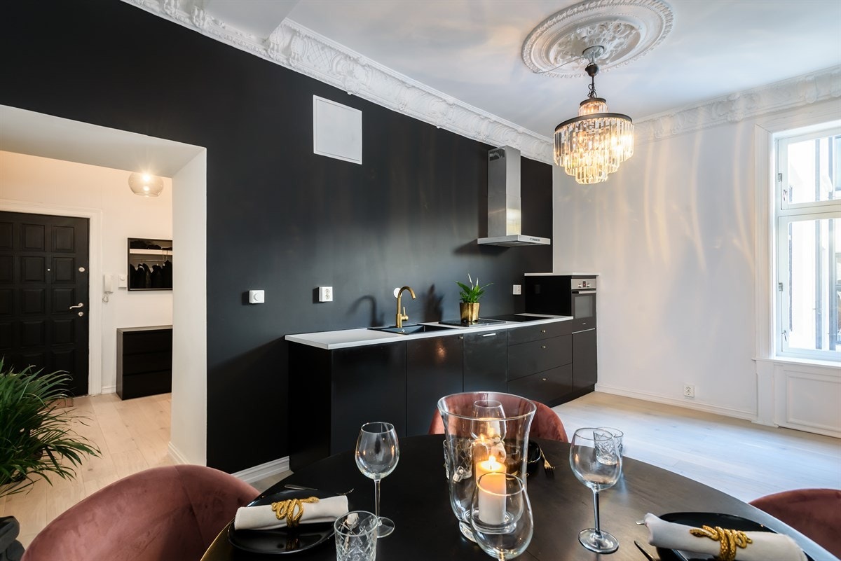 Stort, innbydende og sosialt kjøkken med innholdsrik innredning fra KVIKK, montert i 2017. Galleribilde