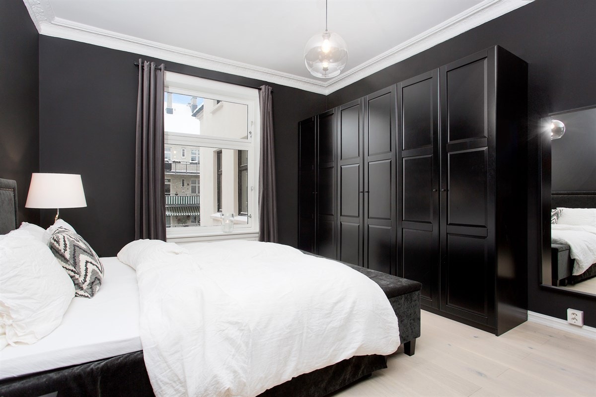 Elegant og tiltalende soverom av meget god størrelse. Benyttes som hovedsoverom av nåværende eier. Vender ut mot rolig bakgård Galleribilde