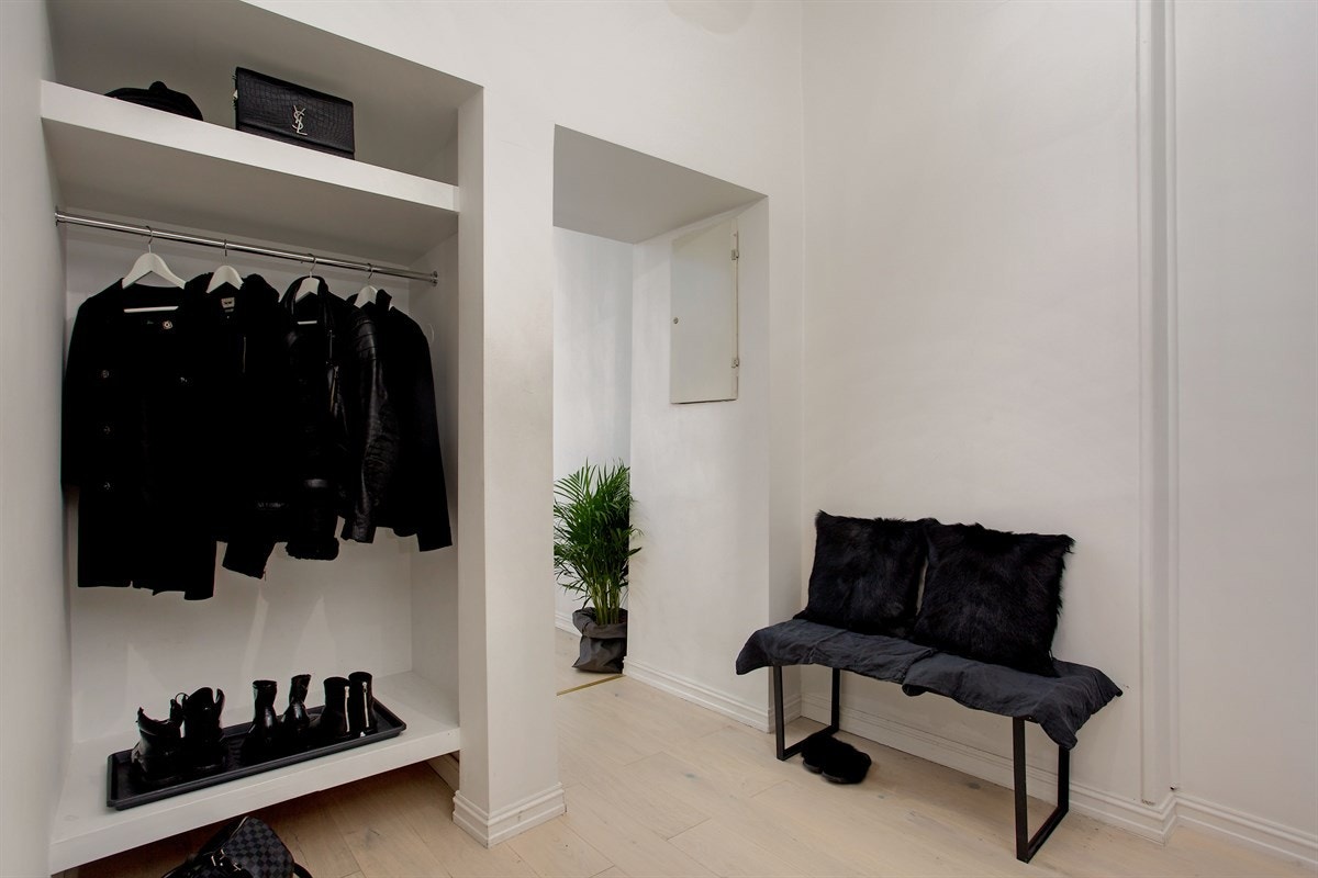 Her er det god plass til garderobeløsning, oppheng for yttertøy, sjenk m.m. Galleribilde