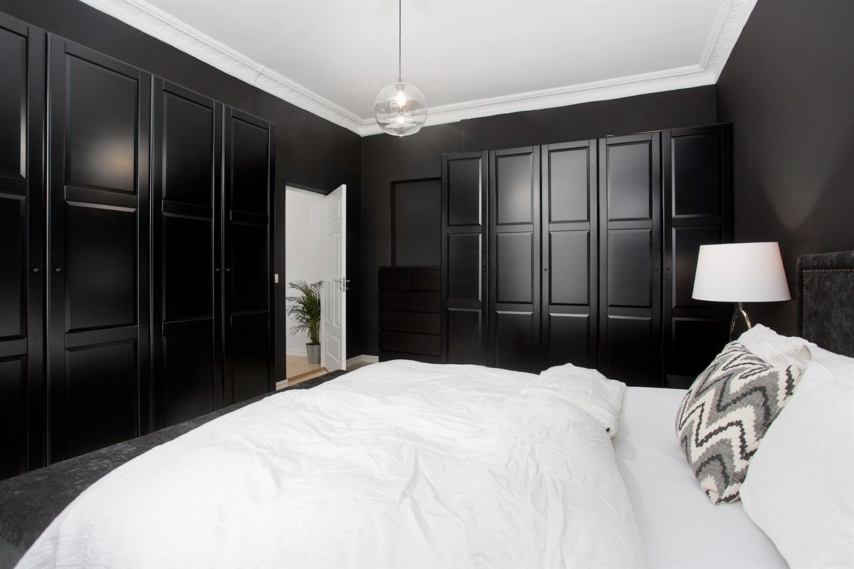 Her det virkelig god plass til både dobbeltseng, nattbord, store garderobeskap og evt. annet ønskelig møblement. Galleribilde