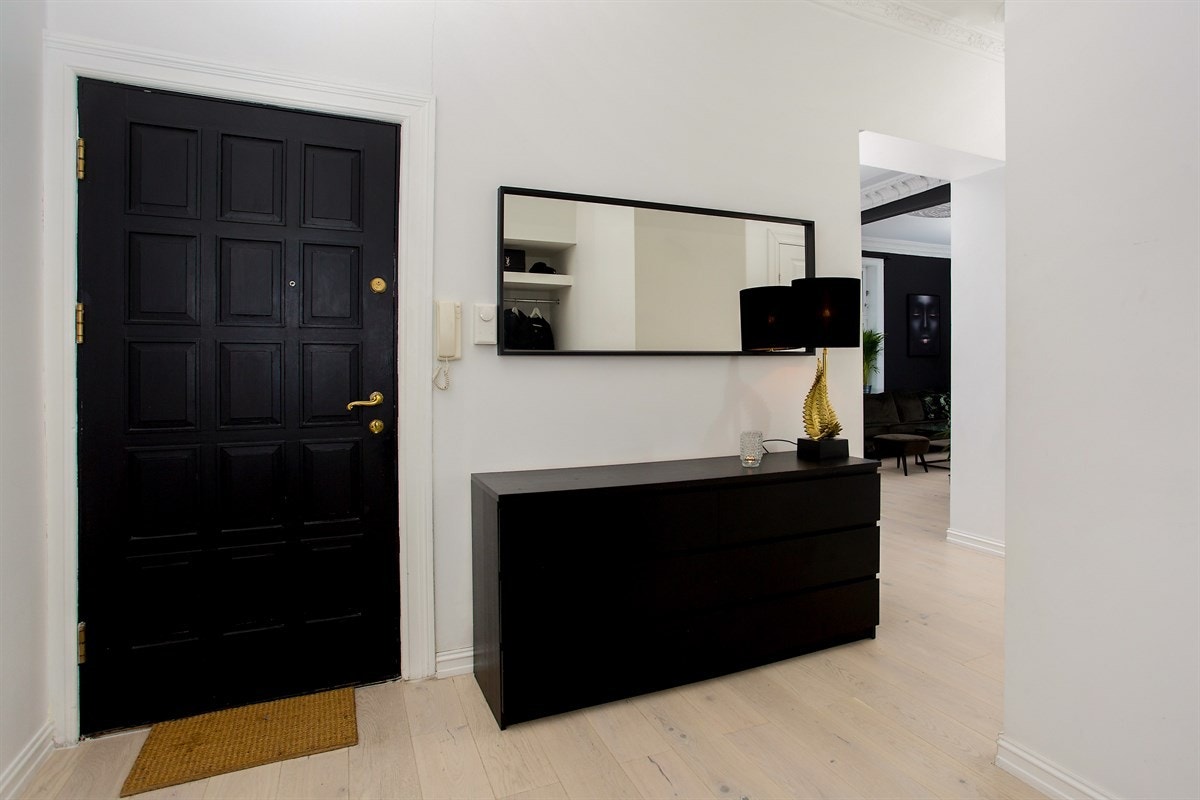 Smakfull eikeparkett på gulv og malte flater på vegg. Galleribilde