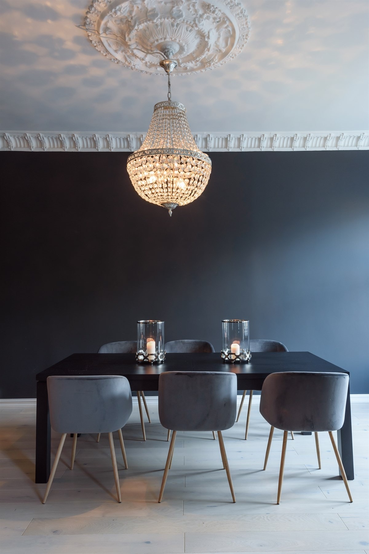 I dagens spisestue er det tilrettelagt for langbord og hyggelige måltider med venner og familie. Ellers god plass til annet ønskelig møblement ved bl.a. vindu og kortveggen mot hallen. Galleribilde