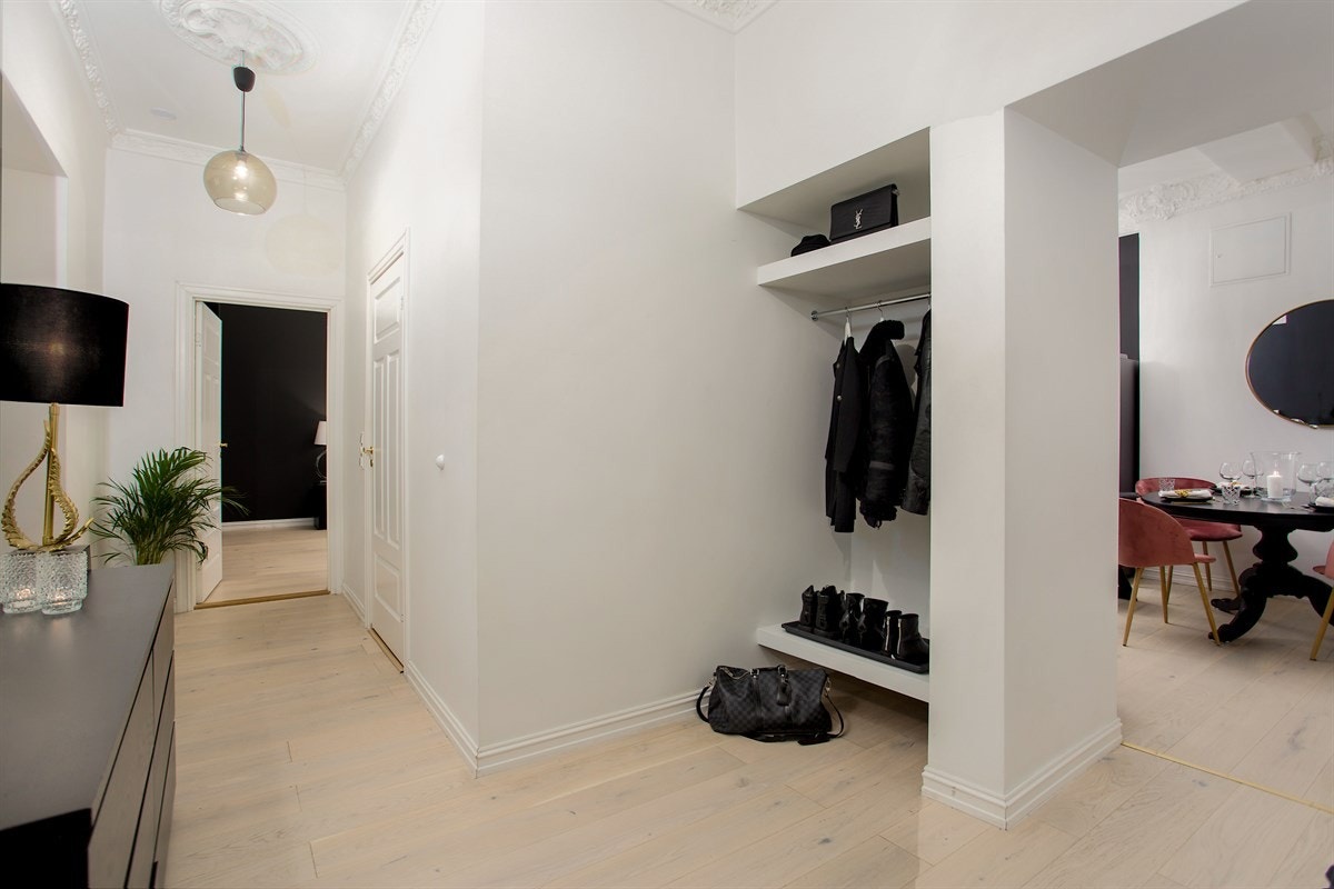 Entréen er av god størrelse og fungerer som et knutepunkt til øvrige rom i leiligheten. Galleribilde