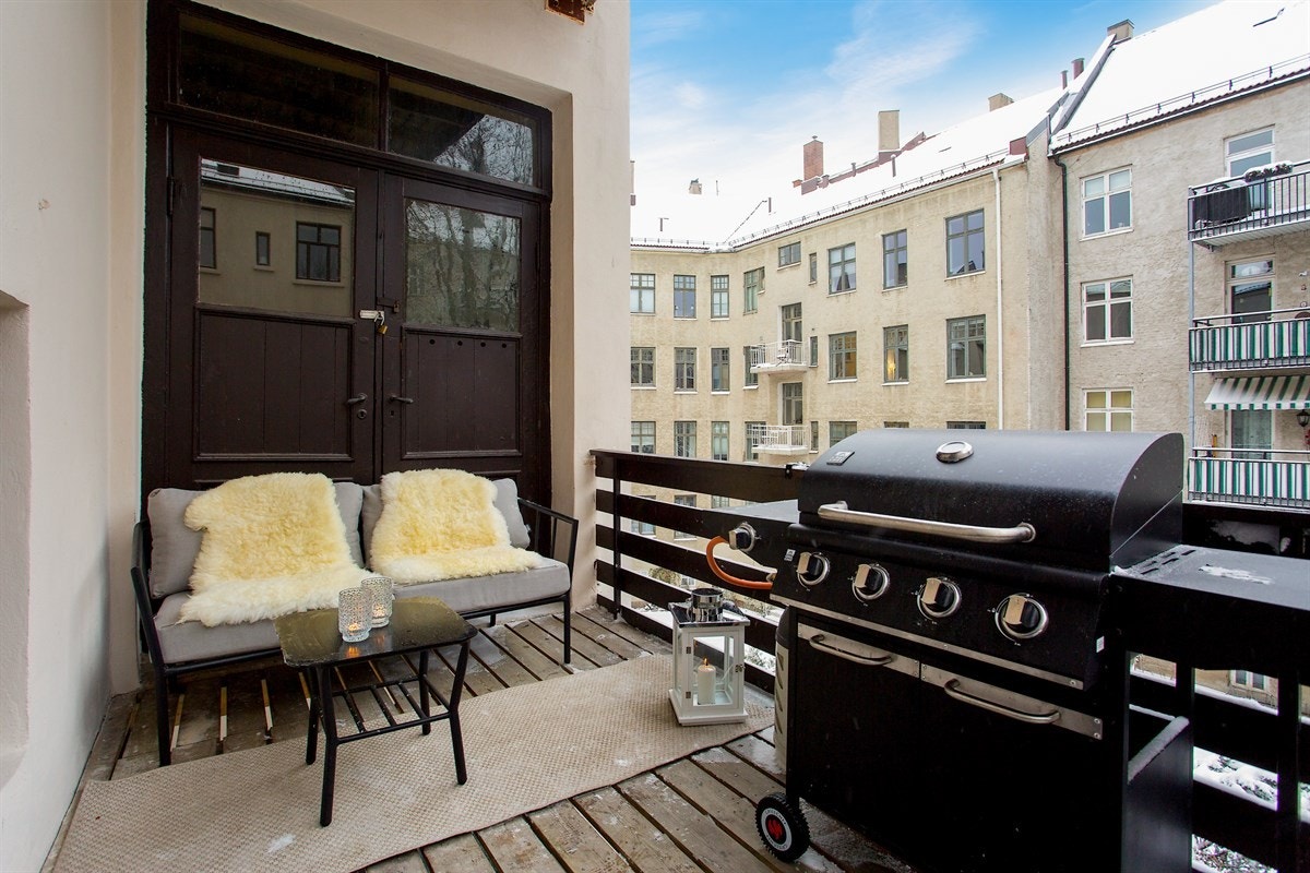 Her er det god plass til balkongmøbler. Et flott oppholdssted på varme sommerdager. Leiligheten disponeres også en bod her på ca. 1,5 kvm. Galleribilde