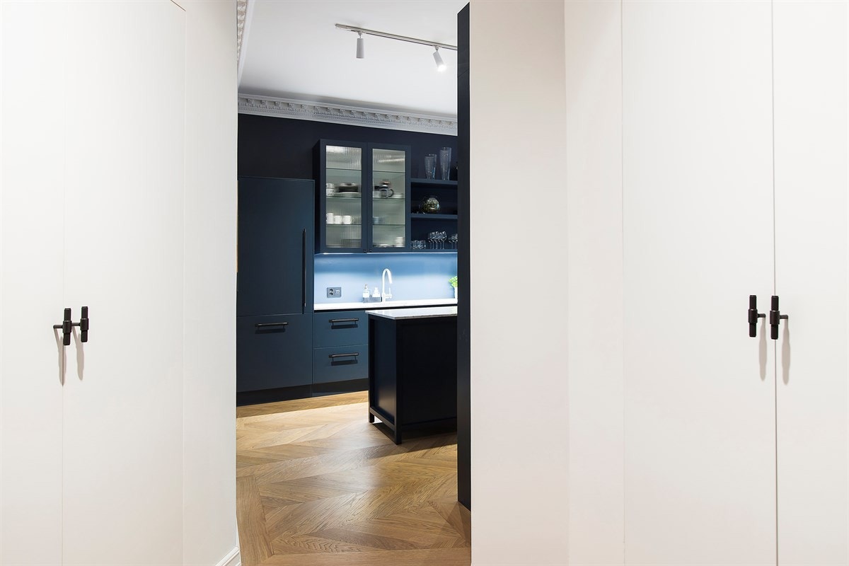 Man har innbygget skoskap i hall. Galleribilde
