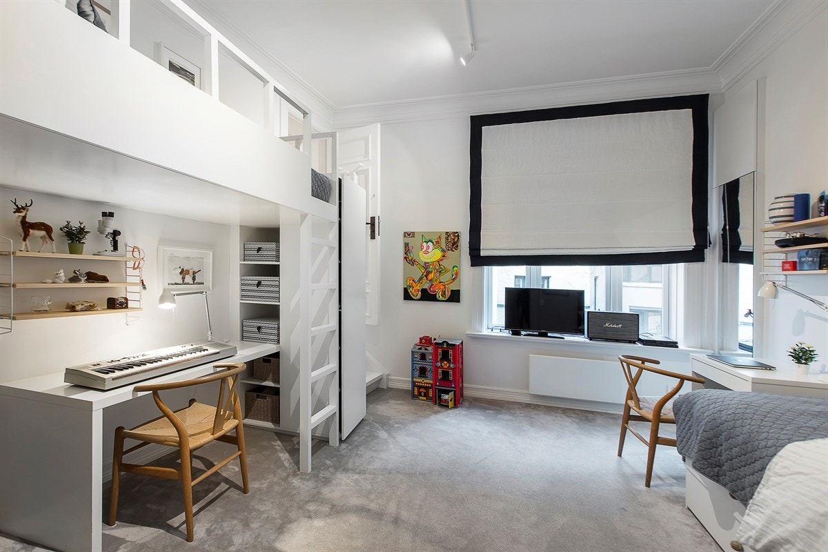 Også barnerommet har heldekkende gulvteppe og adkomst til eget baderom. Galleribilde
