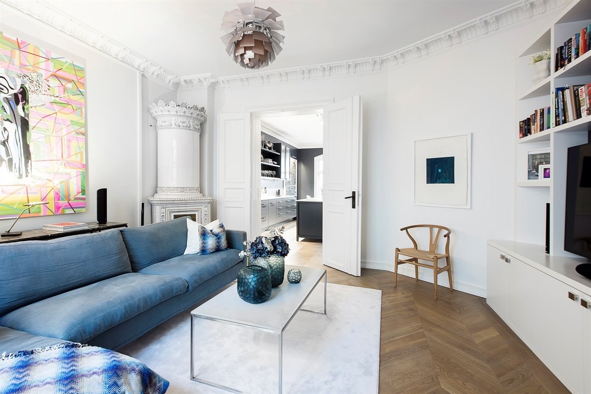 Her finner du du også et stort blyglassvindu og chevronmønstret gulv. Galleribilde