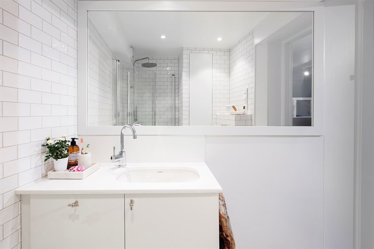 Badet har lekre heksagonalexagon marmorfliser på gulv og hvite metrofliser på vegger. Galleribilde