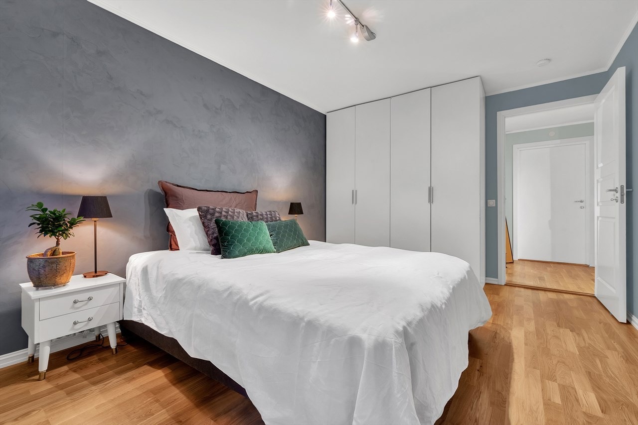 Soverommet har god plass til garderobeskap, dobbeltseng og nattbord. Galleribilde