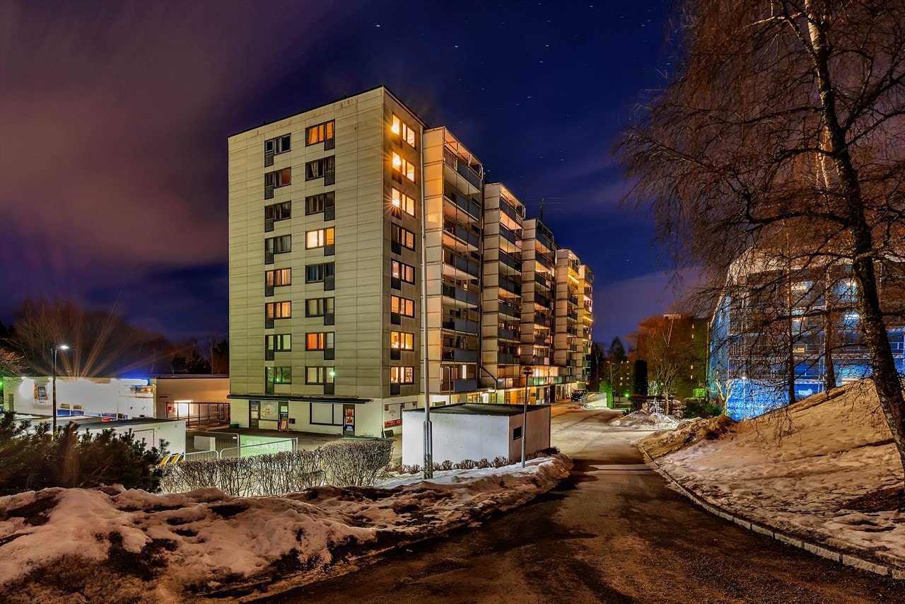 Fasade med opparbeidet asfalterte internveier. Sentral beliggenhet med kort vei til offentlig kommunikasjon, butikker og naturområder. Galleribilde