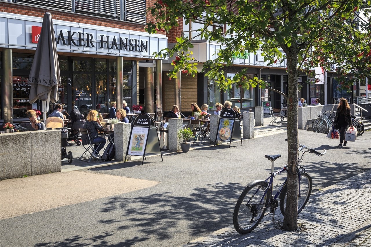 Koselige kaféer på Røa Torg kort vei unna leiligheten. Galleribilde