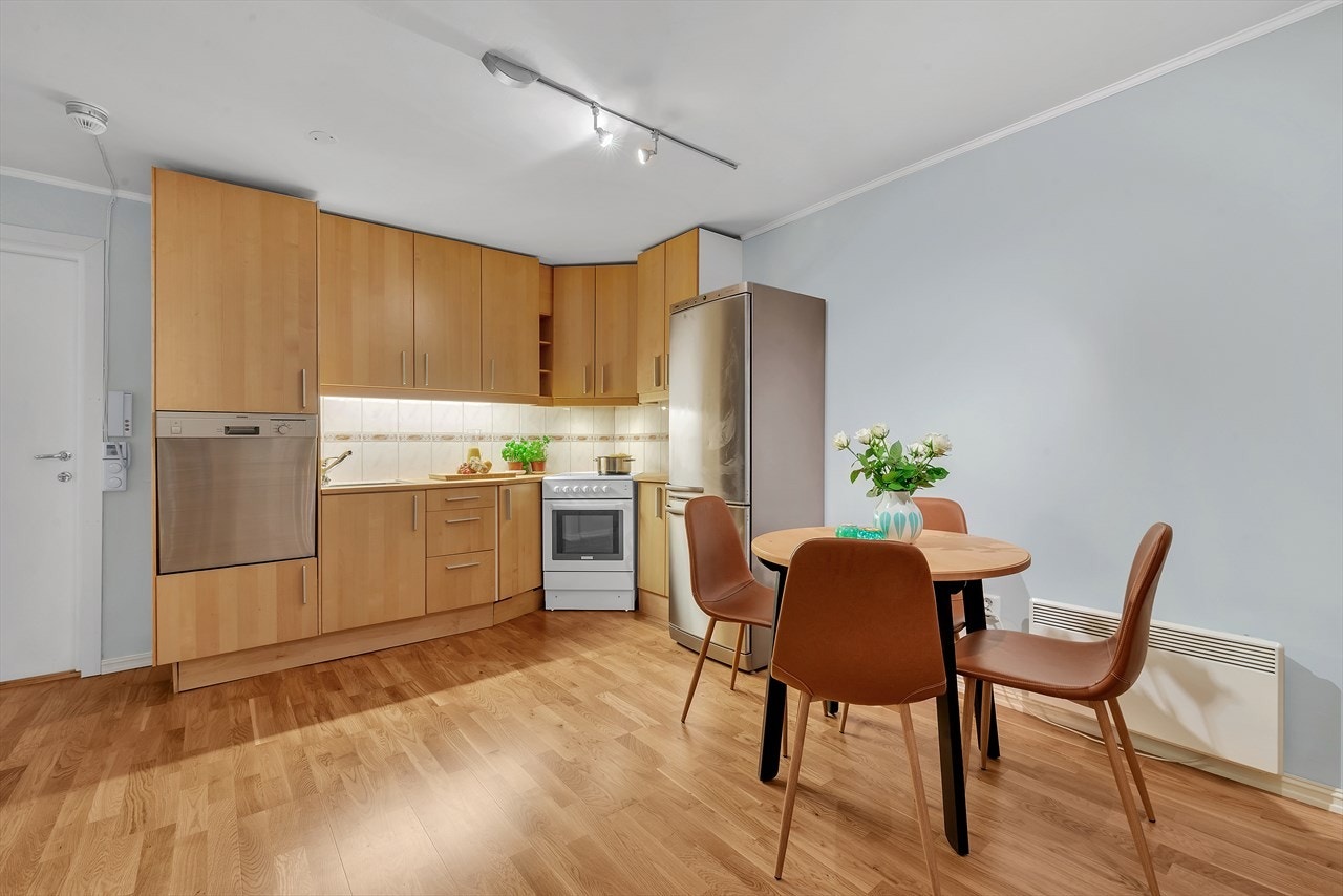 Den åpne løsningen mellom kjøkkenet og spisebordet bidrar til at rommet blir et naturlig oppholdssted. Galleribilde