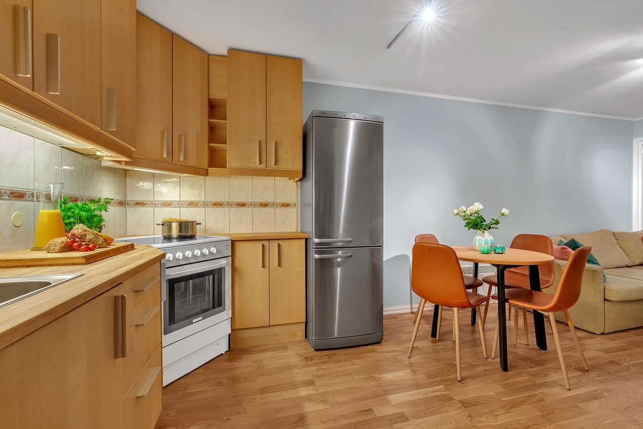 Kjøkkenet har godt med skap- og benkplass som legger til rette for en god arbeidssone og enkel oppbevaring. Galleribilde